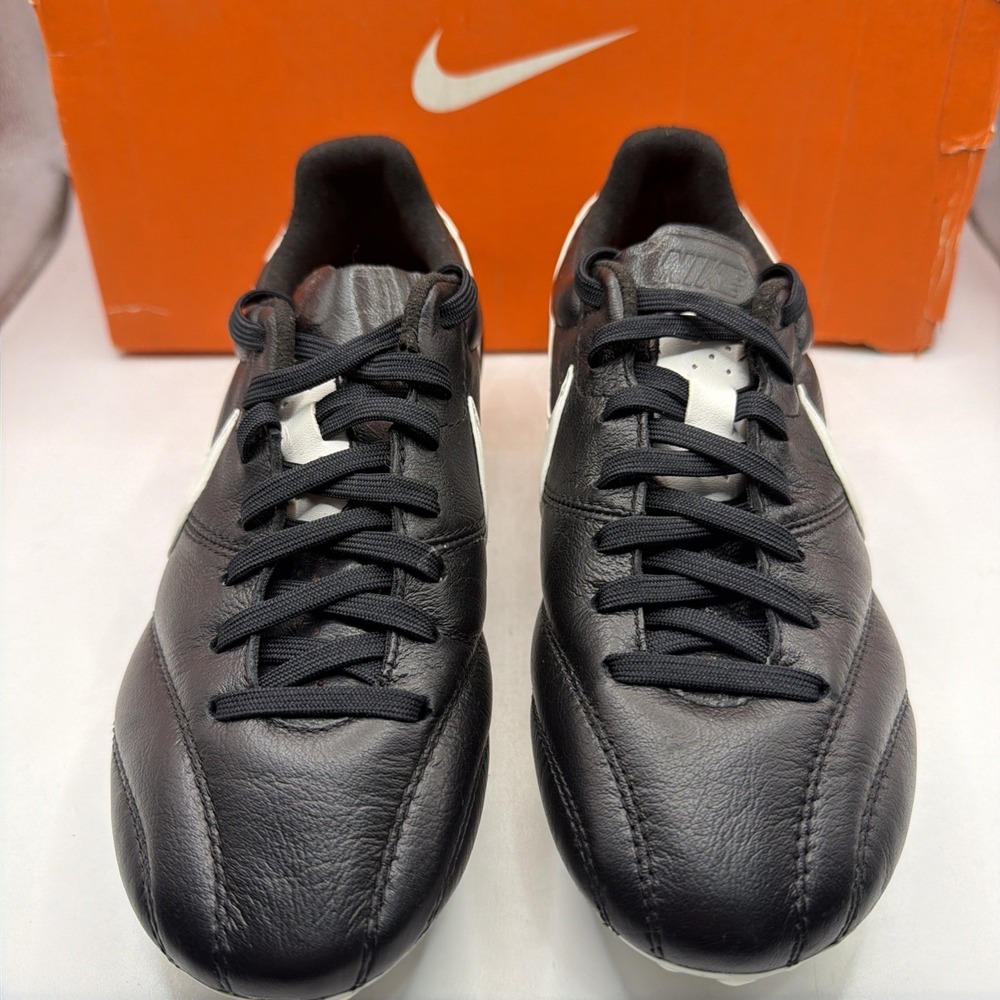 Nike Boys Soccer Cleats Premier Size 4 Black/White. New